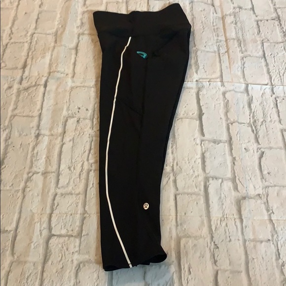 Lululemon black cropped leggings sz 4 - Picture 7 of 9